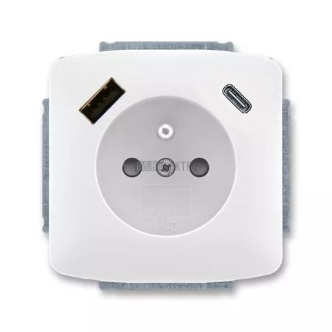 Tango® zásuvka jednonásobná s kolíkem, clonkami a nabíjením USB-A, USB-C 5569A-A32357 B bílá ABB